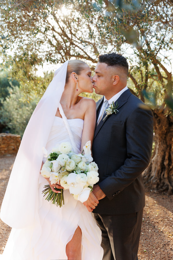 Casamento de Celina Locks e Ronaldo em Ibiza, casamento na Espanha, Ronaldo Nazário, casamento em casa, vestido de noiva, Giorgio Armani Privé, casamento ao ar livre, casamento de tarde, Celina e Ronaldo se beijando, ensaio pós wedding, noiva beijando o noivo, noivos se beijando, buquê de orquídeas e rosas brancas