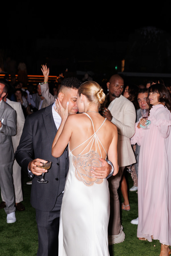 Casamento de Celina Locks e Ronaldo em Ibiza, casamento na Espanha, Ronaldo Nazário, casamento em casa, vestido de noiva, Giorgio Armani Privé, casamento ao ar livre, casamento de tarde, Celina e Ronaldo entrando na festa, ensaio pós wedding, Celina a Ronaldo se beijando, festa de casamento, slip dress branco, Celia e Ronaldo na festa