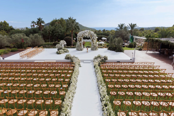 Casamento de Celina Locks e Ronaldo em Ibiza, casamento na Espanha, Ronaldo Nazário, casamento em casa, altar ao ar livre, altar de casamento, casamento de tarde