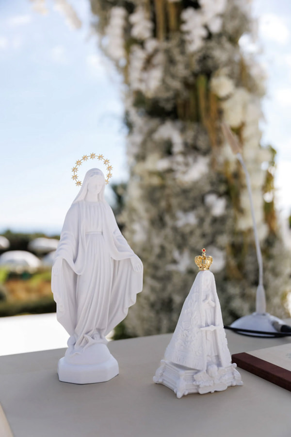 Casamento de Celina Locks e Ronaldo em Ibiza, casamento na Espanha, Ronaldo Nazário, casamento em casa, altar de casamento, santas no altar