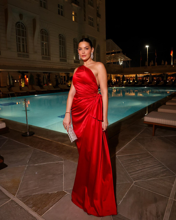 Casamento Paula Aziz; Casamento Copacabana Palace; Vestido convidada; Prada; vestido vermelho; vestido um ombro só; vestido de cetim; amarração