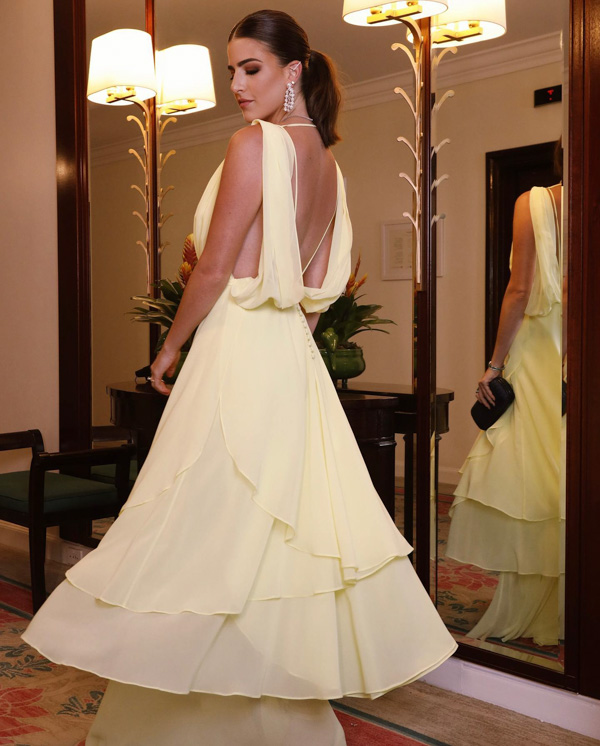 Casamento Paula Aziz; Casamento Copacabana Palace; Vestido convidada; vestido amarelo pastel; decote em V; Marcela Barci; crepe de seda; camadas assimétricas; Teti Gio