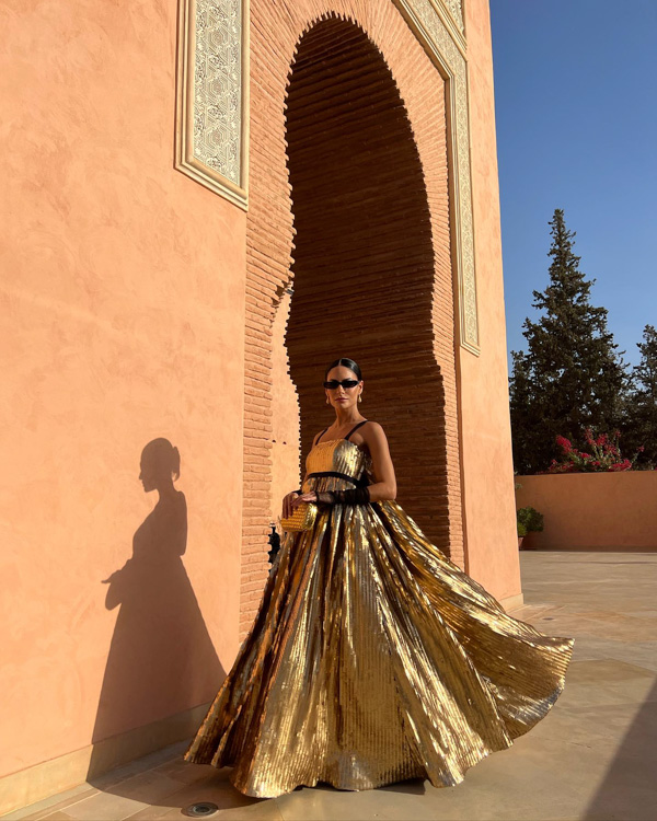 Casamento Stephanie Garcia; Casamento Marrocos; Casamento Marrakech; destination wedding; look de convidadas; look de madrinhas; black tie; vestido dourado; vestido império; tecido metalizado; Saide Mattar