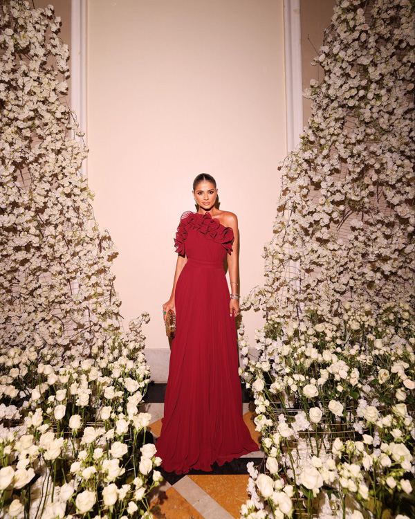 Casamento Paula Aziz; Casamento Copacabana Palace; Fabulous Agilità; Vestido convidada; Thássia Naves; vestido vermelho escuro; tecido plissado; babados no busto