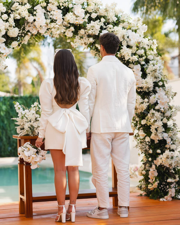 Casamento Larissa Manoela, Casamento de Larissa Manoela e André Luiz Frambach, elopement wedding, casamento ao ar livre, Larissa Manoela, noivos no altar, altar de casamento, decoração de altar branca e verde, maxilaço