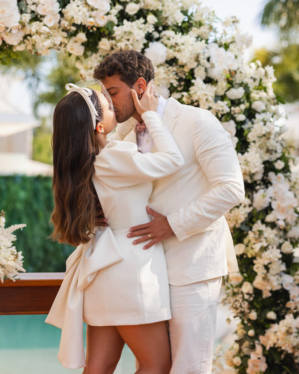 Casamento Larissa Manoela, Casamento de Larissa Manoela e André Luiz Frambach, elopement wedding, casamento ao ar livre, Larissa Manoela, noivos no altar, altar de casamento, decoração de altar branca e verde, maxilaço, beijo no altar, cerimônia ao ar livre, noiva de mini