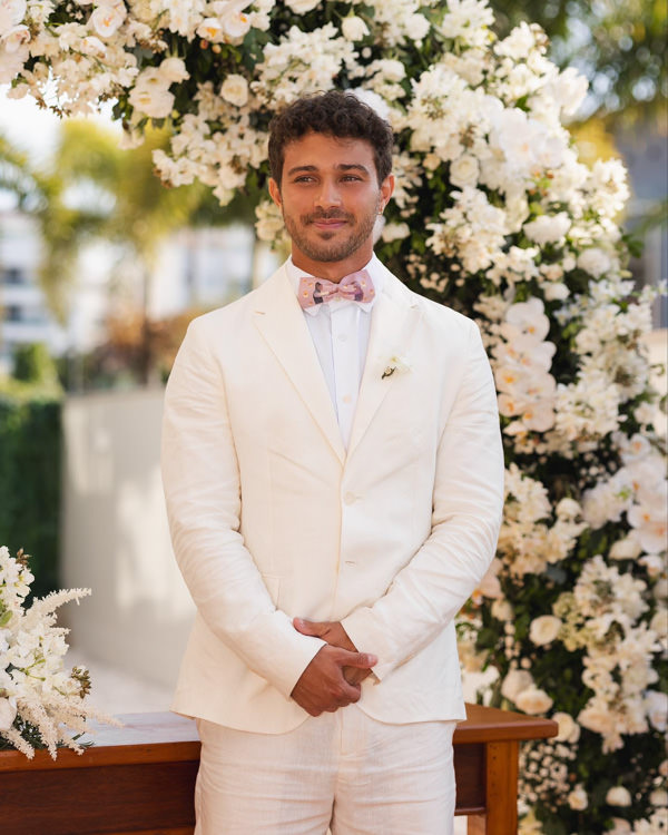  Casamento Larissa Manoela, Casamento de Larissa Manoela e André Luiz Frambach, elopement wedding, casamento ao ar livre, Larissa Manoela, noivo abraçando a noiva, ensaio pós casamento, traje do noivo branco, noivo no altar, noivo esperando a noiva 