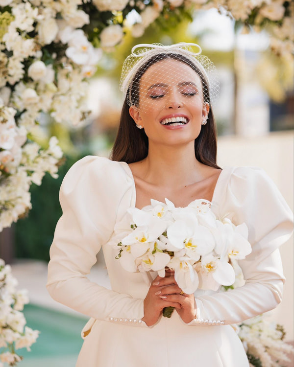 Casamento Larissa Manoela, Casamento de Larissa Manoela e André Luiz Frambach, elopement wedding, casamento ao ar livre, Larissa Manoela, noivo abraçando a noiva, ensaio pós casamento, noiva de Voilette, tiara com laço, buquê de orquideas, noiva de mini, noiva no altar, maquiagem da noiva, penteado de noiva, noiva de olhos fechados, noiva no altar