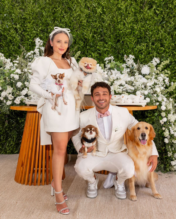 Casamento Larissa Manoela, Casamento de Larissa Manoela e André Luiz Frambach, elopement wedding, casamento ao ar livre, Larissa Manoela, noivos nem cadeira de balanço, ensaio pós casamento, decoração de altar branca e verde, noiva de mini, noiva no colo do noivo, noivo de tenis, traje do noivo branco, pets no casamento, noivos com cachorros, noivos na mesa de doces