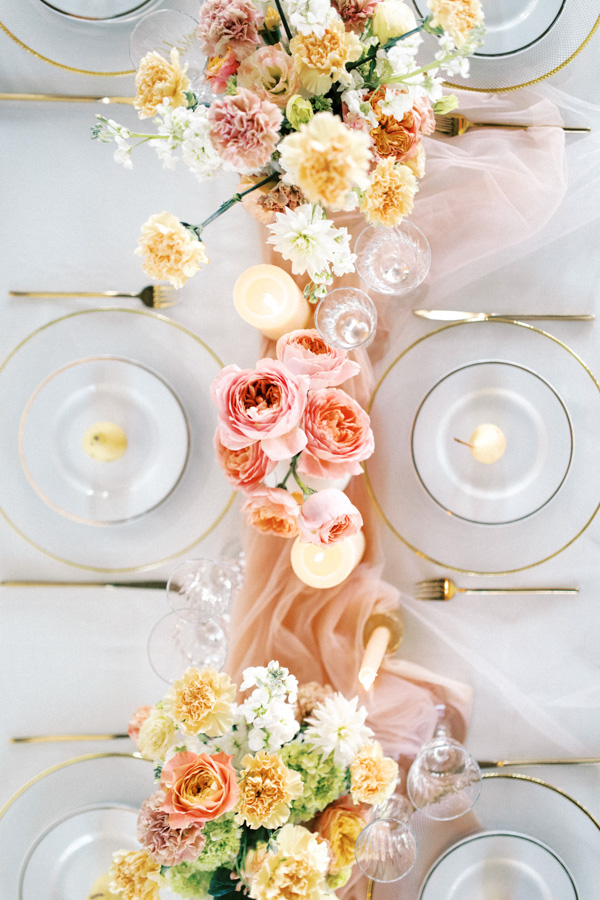 Cor Pantone do ano 2024, Peach Fuzz, Decoração de casamento, arranjo floral de casamento, cor pêssego, PANTONE 13-1023 Peach Fuzz, rosas inglesas, rosas pêssego, mesa posta vista de cima, velas