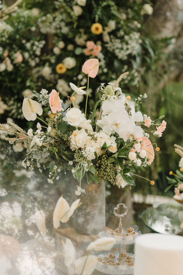 Cor Pantone do ano 2024, Peach Fuzz, Decoração de casamento, arranjo floral de casamento, cor pêssego, PANTONE 13-1023 Peach Fuzz, antúrio pêssego, arranjo floral, vaso com flores, flores brancas, mesa de doces