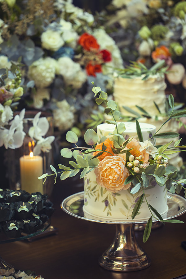 Cor Pantone do ano 2024, Peach Fuzz, Decoração de casamento, arranjo floral de casamento, cor pêssego, PANTONE 13-1023 Peach Fuzz, mesa de bolo tropical, mesa de bolo, bolo pintado à mão, rosa pêssego, bolo decorado com flores