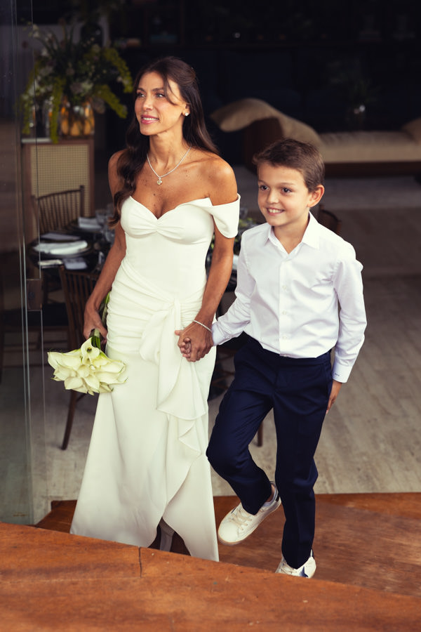 O casamento civil de Nati Vozza e Alcyr Araújo; cerimônia intimista; casamento na cidade; casamento contemporâneo; casamento em São Paulo; vestido de noiva; buquê de noiva; entrada da noiva