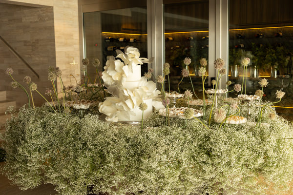 O casamento civil de Nati Vozza e Alcyr Araújo; cerimônia intimista; casamento na cidade; casamento contemporâneo; casamento em São Paulo; decoração clássico-contemporânea; decoração de casamento; gipsofilas; orquídeas; flores de cenoura; flores de alho; velas; paleta de cores verde e branca; mesa de doces; mesa do bolo; bolo de casamento