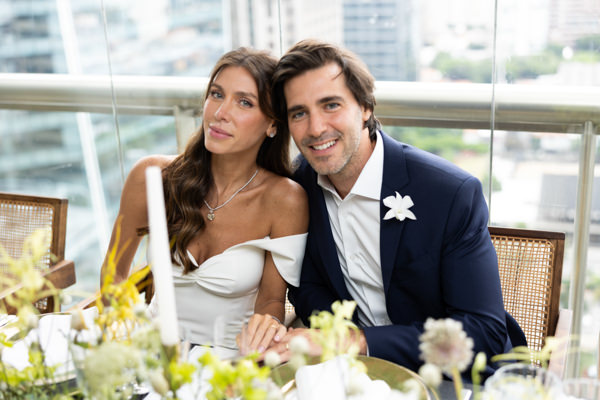 O casamento civil de Nati Vozza e Alcyr Araújo; cerimônia intimista; casamento na cidade; casamento contemporâneo; casamento em São Paulo; decoração clássico-contemporânea; decoração de casamento; gipsofilas; orquídeas; flores de cenoura; flores de alho; velas; paleta de cores verde e branca