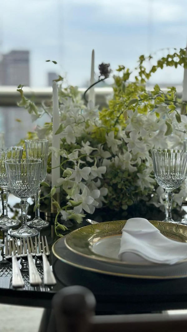 O casamento civil de Nati Vozza e Alcyr Araújo; cerimônia intimista; casamento na cidade; casamento contemporâneo; casamento em São Paulo; decoração clássico-contemporânea; decoração de casamento; gipsofilas; orquídeas; flores de cenoura; flores de alho; velas; paleta de cores verde e branca