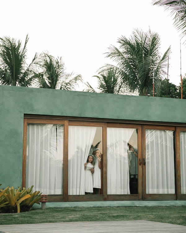 Casamento de Mariana Saad e Rômulo Arantes Neto, Casamento Mari Saad e Rômulo Arantes Neto na Bahia, Casamento na Bahia, casamento em itacaré, destination wedding, casamento na praia, casamento ao ar livre, daminhas na janela, daminhas de honra