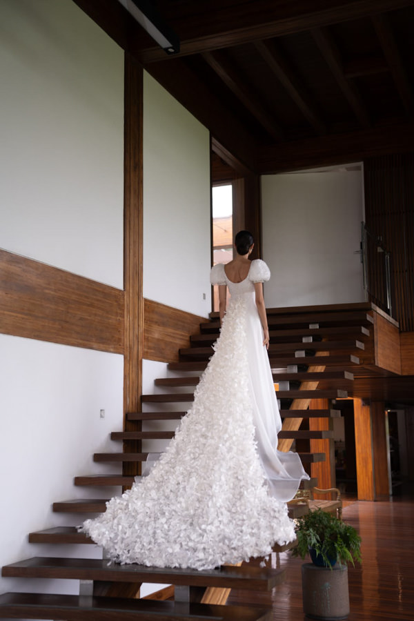 Casamento de Luma Grothe e Daniel Turtel em Búzios, Casamento de Luma Grothe, casamento na praia, destination wedding, casamento em Búzios, modelo brasileira, cerimônia ao ar livre, casamento judaico, madrinhas com vestido da mesma cor, vestido de noiva império, vestido de noiva com flores 3D, vestido de noiva com cauda removível, noiva de costas subindo escada, ensaio making of da noiva