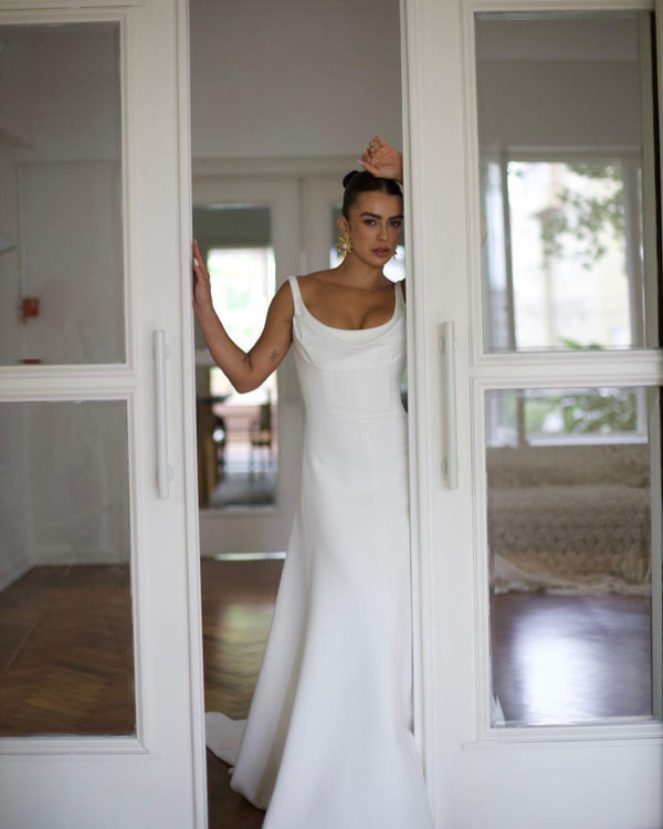 Casamento de Mariana Saad e Rômulo Arantes Neto, Casamento Mari Saad e Rômulo Arantes Neto na Bahia, Casamento na Bahia, casamento em itacaré, destination wedding, casamento na praia, casamento ao ar livre, vestido de noiva minimalista, vestido de noiva com cauda, noiva posando, making of da noiva, noiva posando na porta
