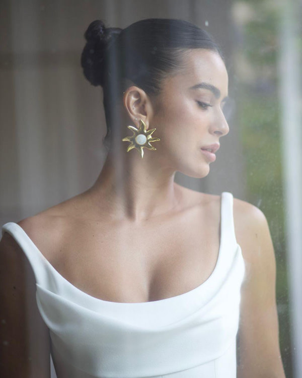 Casamento de Mariana Saad e Rômulo Arantes Neto, Casamento Mari Saad e Rômulo Arantes Neto na Bahia, Casamento na Bahia, casamento em itacaré, destination wedding, casamento na praia, casamento ao ar livre, vestido de noiva minimalista, vestido de noiva com cauda, noiva posando, making of da noiva, beleza da noiva, penteado da noiva, maquiagem da noiva, maxi brinco, brinco em forma de sol, noiva na janela