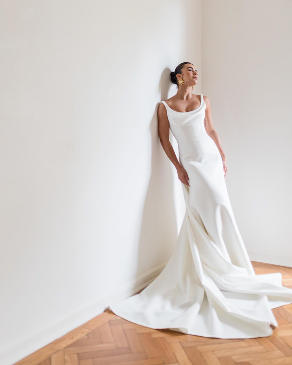 Casamento de Mariana Saad e Rômulo Arantes Neto, Casamento Mari Saad e Rômulo Arantes Neto na Bahia, Casamento na Bahia, casamento em itacaré, destination wedding, casamento na praia, casamento ao ar livre, vestido de noiva minimalista, vestido de noiva com cauda, noiva posando, making of da noiva
