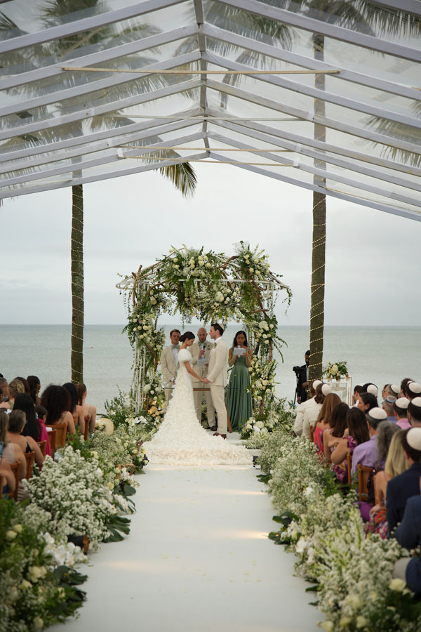 Casamento de Luma Grothe e Daniel Turtel em Búzios, Casamento de Luma Grothe, casamento na praia, destination wedding, casamento em Búzios, modelo brasileira, cerimônia ao ar livre, casamento judaico, decoração branca e verde, casamento de frente para o mar, noivos de mãos dadas