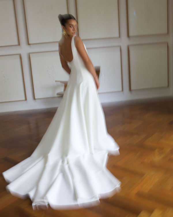 Casamento de Mariana Saad e Rômulo Arantes Neto, Casamento Mari Saad e Rômulo Arantes Neto na Bahia, Casamento na Bahia, casamento em itacaré, destination wedding, casamento na praia, casamento ao ar livre, vestido de noiva minimalista, vestido de noiva com cauda, noiva posando, making of da noiva, decote das costas, vestido de noiva com cauda longa