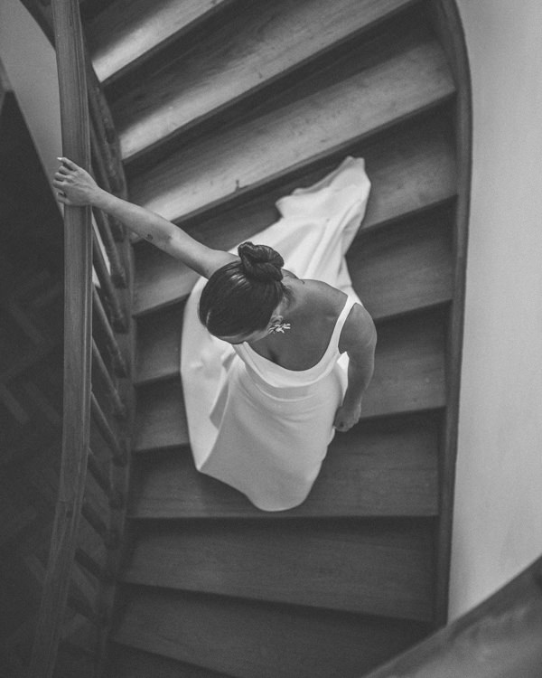Casamento de Mariana Saad e Rômulo Arantes Neto, Casamento Mari Saad e Rômulo Arantes Neto na Bahia, Casamento na Bahia, casamento em itacaré, destination wedding, casamento na praia, casamento ao ar livre, vestido de noiva minimalista, vestido de noiva com cauda, noiva posando, making of da noiva, noiva na escadaria, noiva vista de cima, noiva descendo escada