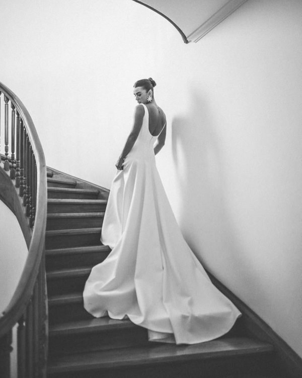 Casamento de Mariana Saad e Rômulo Arantes Neto, Casamento Mari Saad e Rômulo Arantes Neto na Bahia, Casamento na Bahia, casamento em itacaré, destination wedding, casamento na praia, casamento ao ar livre, vestido de noiva minimalista, vestido de noiva com cauda, noiva posando, making of da noiva, noiva posando na escada, noiva subindo a escada