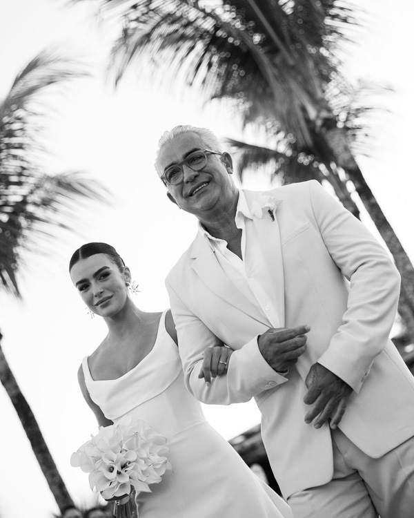 Casamento de Mariana Saad e Rômulo Arantes Neto, Casamento Mari Saad e Rômulo Arantes Neto na Bahia, Casamento na Bahia, casamento em itacaré, destination wedding, casamento na praia, casamento ao ar livre, noiva entrando com o pai, buquê de callas, caminho da noiva