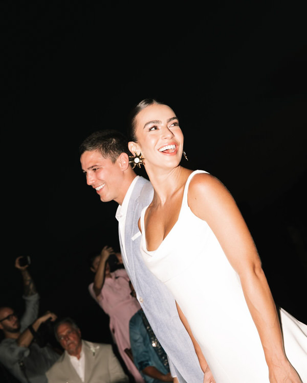 Casamento de Mariana Saad e Rômulo Arantes Neto, Casamento Mari Saad e Rômulo Arantes Neto na Bahia, Casamento na Bahia, casamento em itacaré, destination wedding, casamento na praia, casamento ao ar livre, noivos no altar, noiva sorrindo no altar, noivo sorrindo no altar