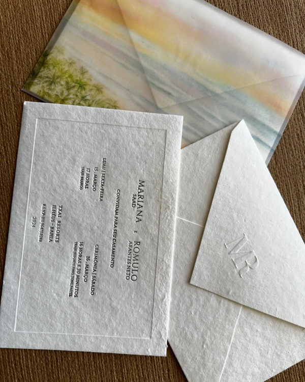 Casamento de Mariana Saad e Rômulo Arantes Neto, Casamento Mari Saad e Rômulo Arantes Neto na Bahia, Casamento na Bahia, casamento em itacaré, destination wedding, casamento na praia, casamento ao ar livre, convite de casamento tropical, convite de casamento com aquarela, convite de casamento com ilustração, convite de casamento branco, convite para destination wedding, inicial do casal,