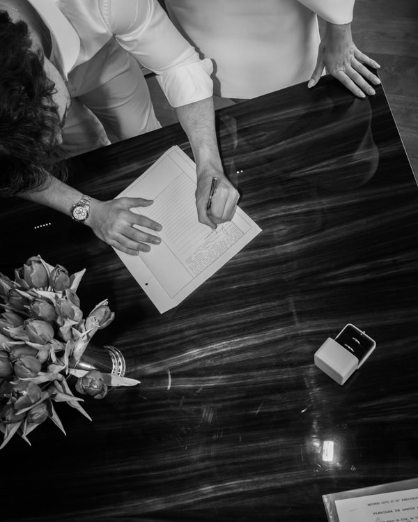 Casamento de Cesca Civita e Victor Iglesias, Francesca Maluf e Victor Iglesias, casamento civil, casamento intimista, casamento em casa, almoço de casamento, Casamento civil Cesca Civita e Victor Iglesias, casal assinando documento, noivo assinando documento civil, 
