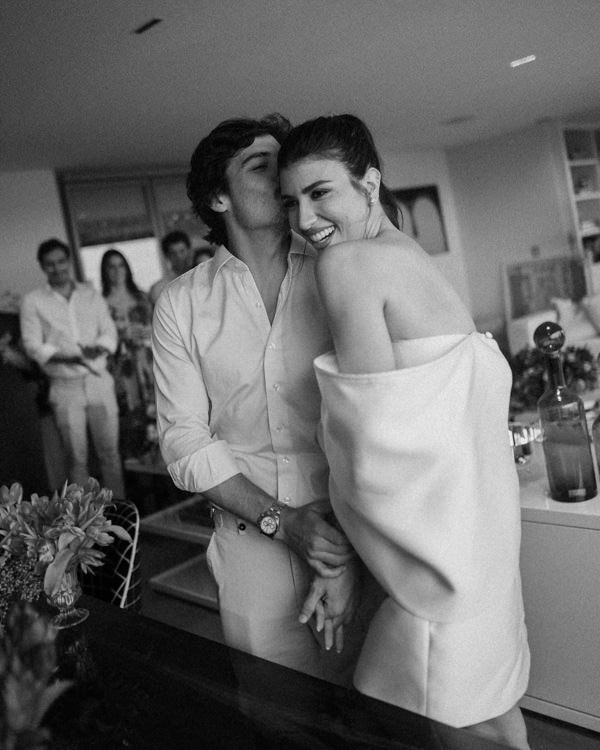 Casamento de Cesca Civita e Victor Iglesias, Francesca Maluf e Victor Iglesias, casamento civil, casamento intimista, casamento em casa, almoço de casamento, Casamento civil Cesca Civita e Victor Iglesias, casal se abraçando, cerimônia civil, noivo beijando a noiva 